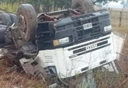 Espectacular despiste y vuelco de un camión en Ruta 14